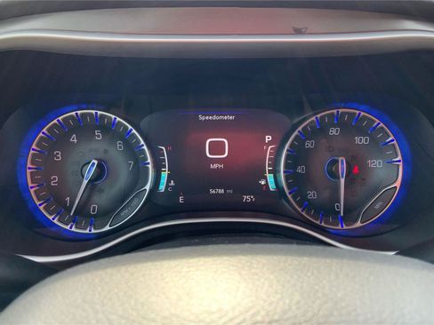 Used 2024 Chrysler Pacifica Touring-L FWD image 15