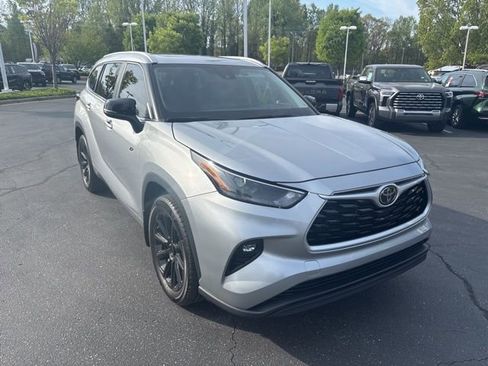 Used 2023 Toyota Highlander XLE image 4