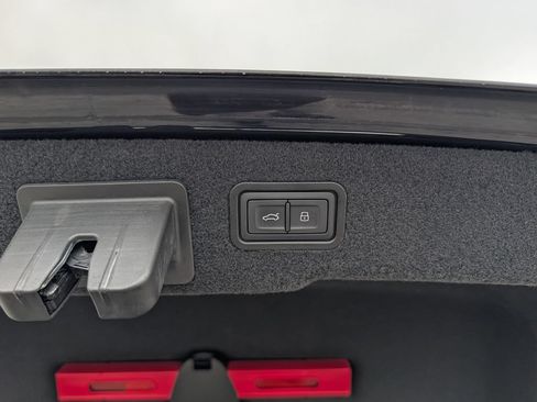 Used 2021 Audi S8 L w/ S8 Executive Package AWD/4WD image 32