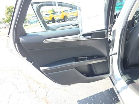 Used 2017 Ford Fusion SE FWD image 24