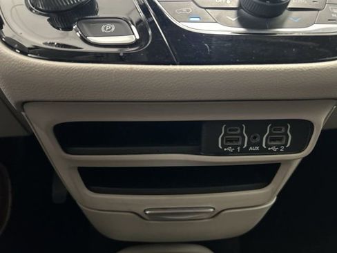 Used 2023 Chrysler Pacifica Touring-L FWD image 14