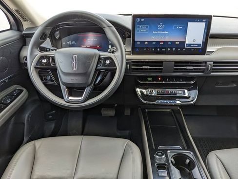 Used 2025 Lincoln Corsair AWD w/ Equipment Group 101A image 16