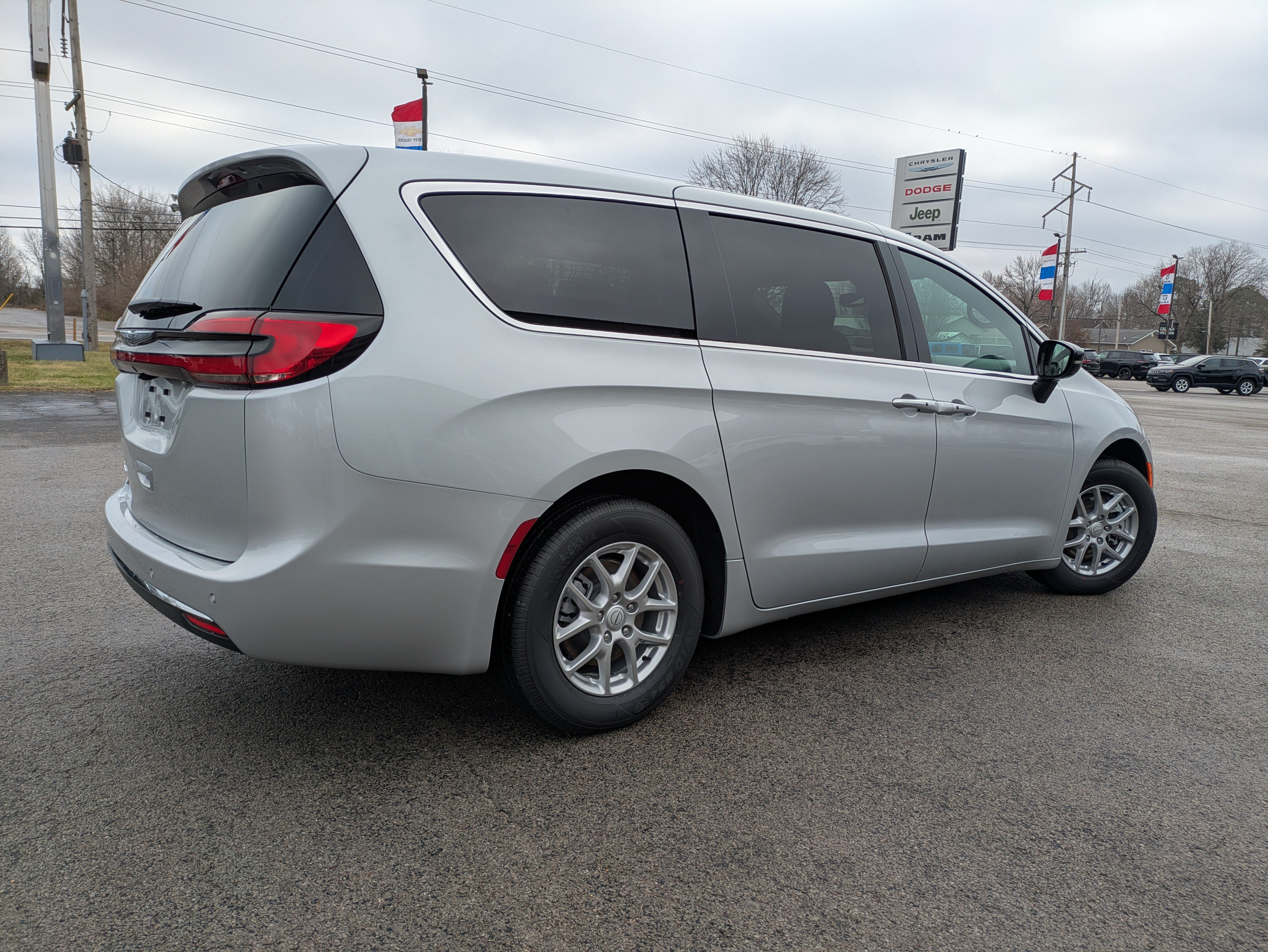 Used 2026 Chrysler Pacifica Select FWD image 4