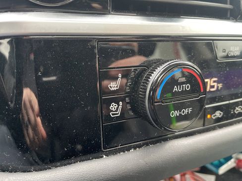 Used 2024 Nissan Pathfinder Platinum image 19