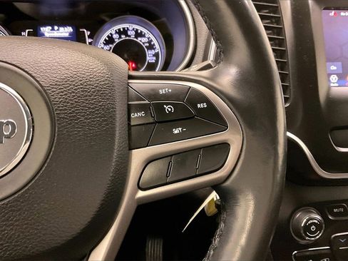 Used 2020 Jeep Cherokee Latitude w/ Cold Weather Group image 18