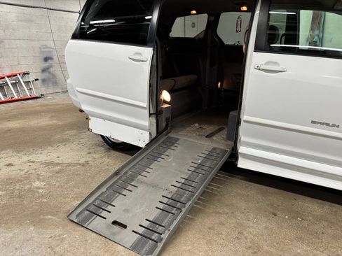 Used 2010 Toyota Sienna LE FWD image 18