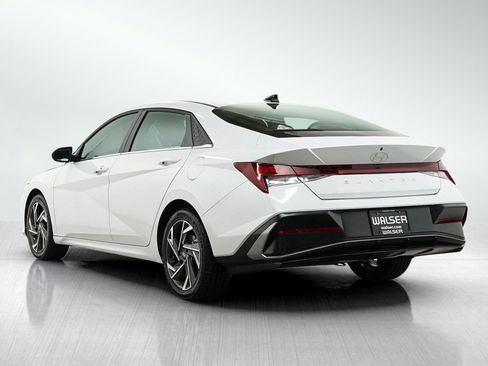 Used 2025 Hyundai Elantra SEL FWD image 3