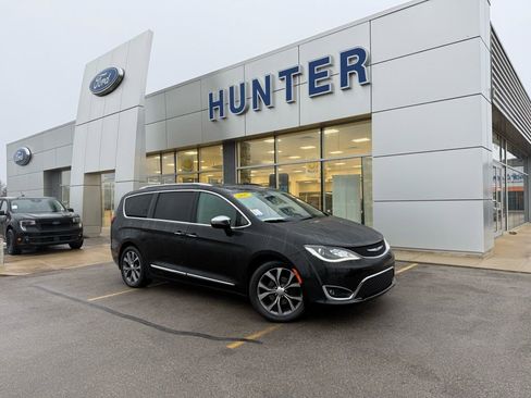 Used 2017 Chrysler Pacifica Limited image 1