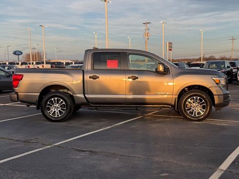 Used 2024 Nissan Titan SV w/ SV Convenience Package image 5