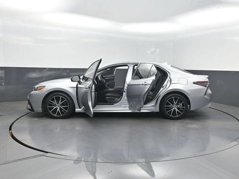 Used 2022 Toyota Camry SE FWD image 39