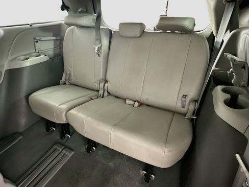 Used 2019 Toyota Sienna XLE FWD image 30