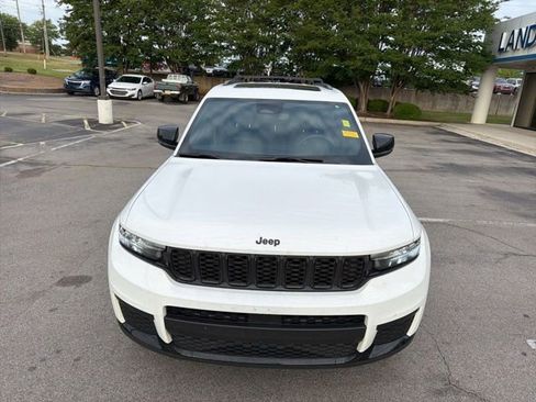 Used 2023 Jeep Grand Cherokee L Laredo RWD image 9