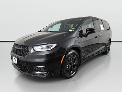 Used 2023 Chrysler Pacifica Limited w/ Uconnect Theater Family Group FWD image 9