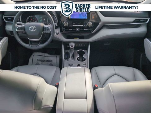 Used 2024 Toyota Highlander XLE FWD image 21