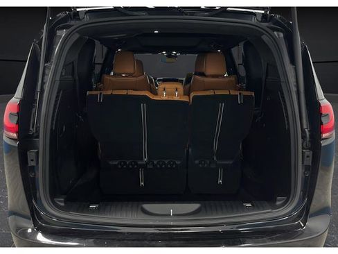 Used 2023 Chrysler Pacifica Pinnacle FWD image 28
