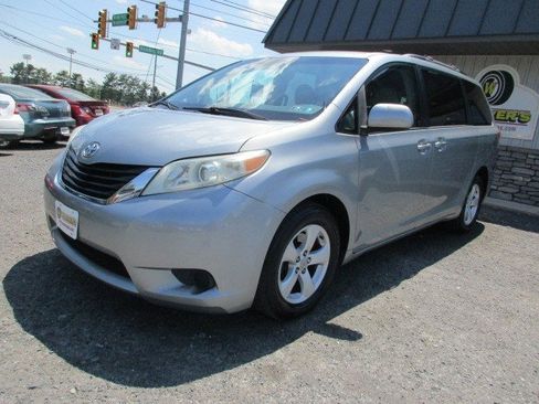Used 2011 Toyota Sienna LE w/ Towing Pkg FWD image 4