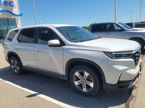 Used 2025 Honda Pilot EX-L image 2