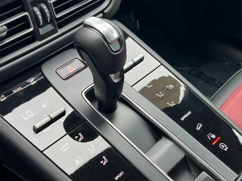 Used 2025 Porsche Macan image 25