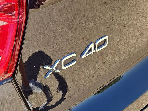 Certified 2025 Volvo XC40 B5 Core AWD/4WD image 12