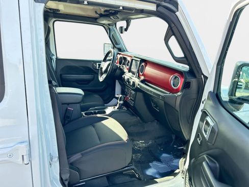 Used 2022 Jeep Wrangler Unlimited Rubicon w/ Xtreme Recon 35" Tire Package AWD/4WD image 14