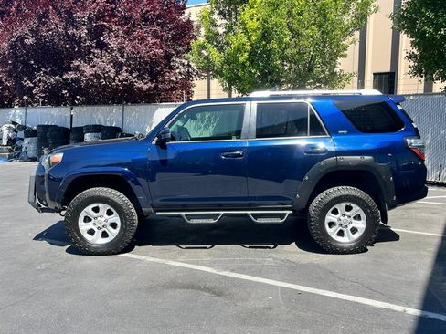 Used 2017 Toyota 4Runner SR5 AWD/4WD image 4