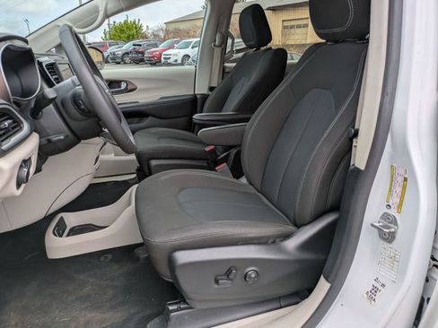 Used 2023 Chrysler Voyager LX FWD image 7