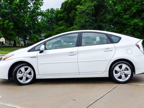 Used 2013 Toyota Prius Five w/ Advanced Technology Pkg FWD image 4