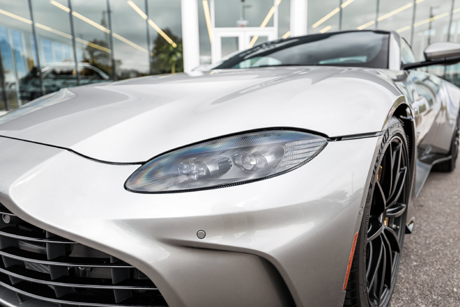 Used 2023 Aston Martin V12 Vantage RWD image 22