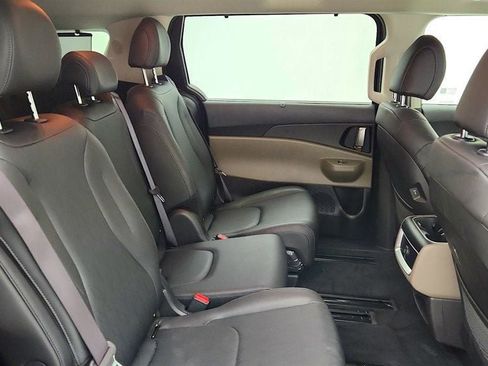 Used 2025 Kia Carnival EX FWD image 23