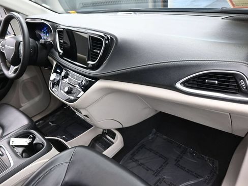 Used 2023 Chrysler Pacifica Touring-L FWD image 45