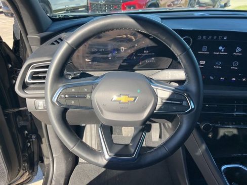 Used 2025 Chevrolet Traverse LT image 17