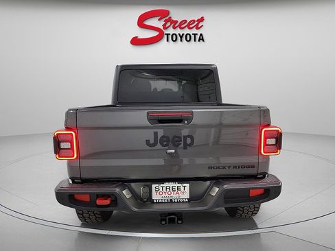 Used 2022 Jeep Gladiator Sport image 3