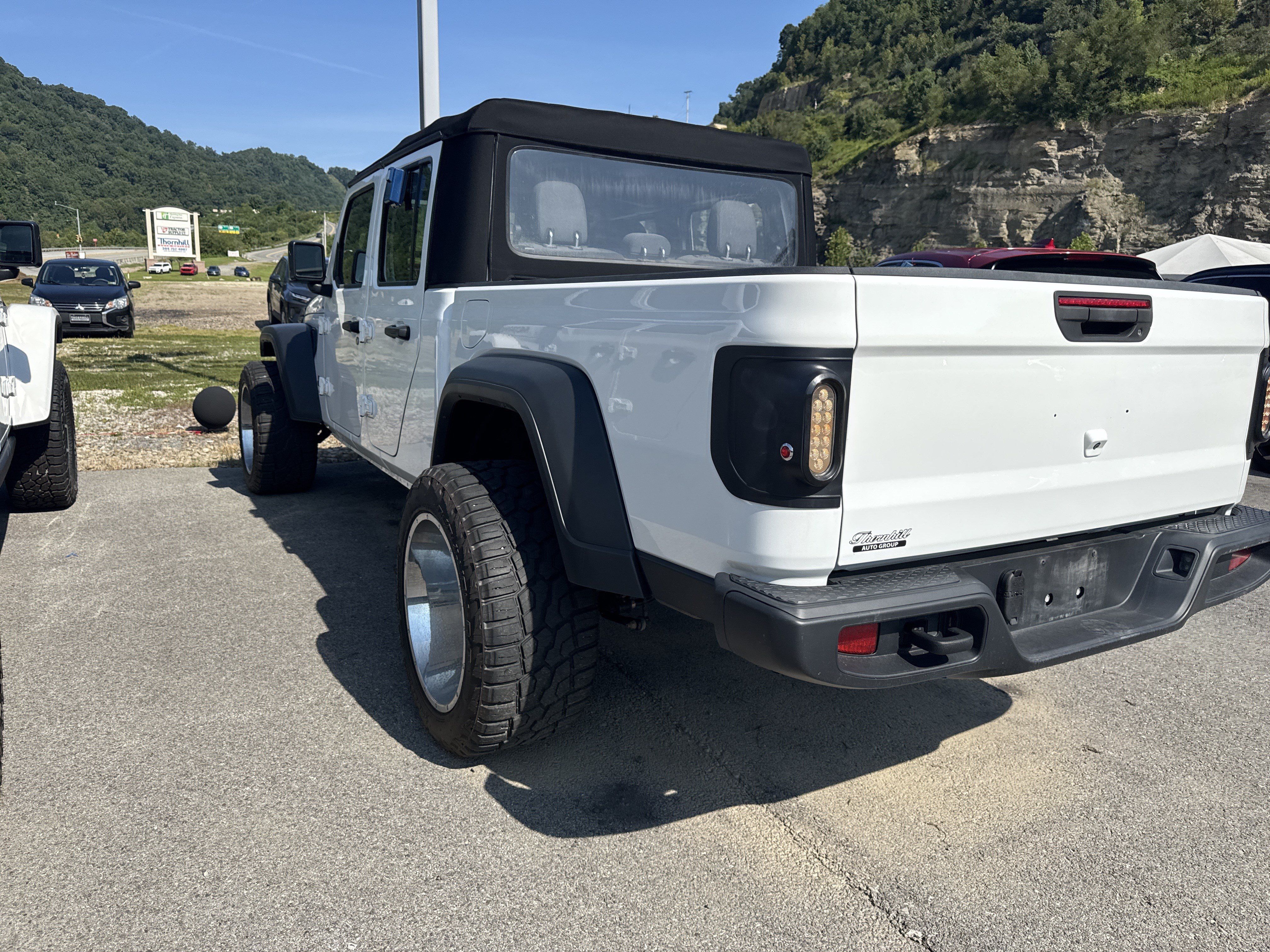 Used 2024 Jeep Gladiator Sport AWD/4WD image 8