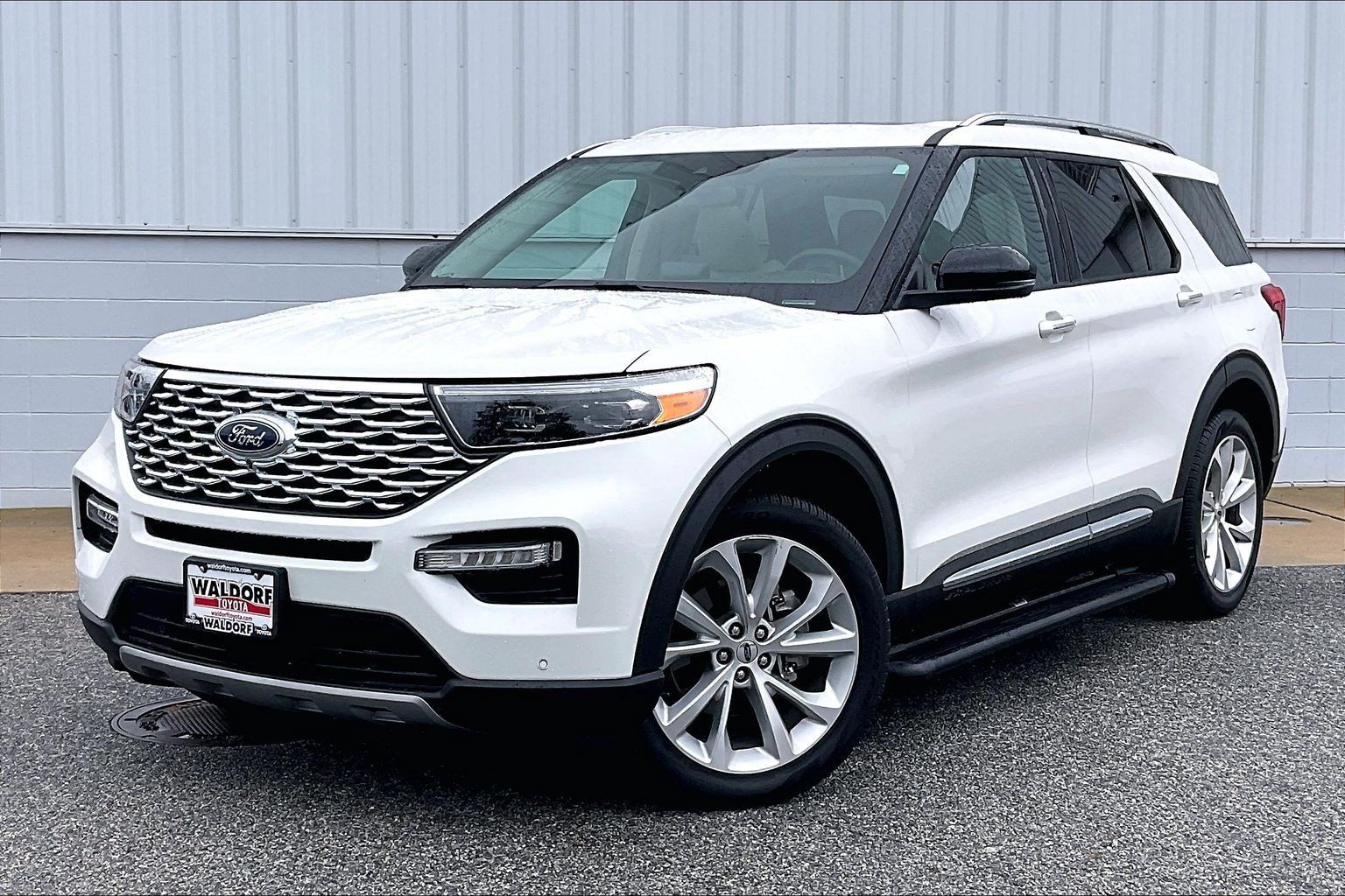 Used 2024 Ford Explorer Platinum w/ Technology Package AWD/4WD image 2