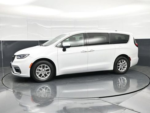 Certified 2023 Chrysler Pacifica Touring-L FWD image 9