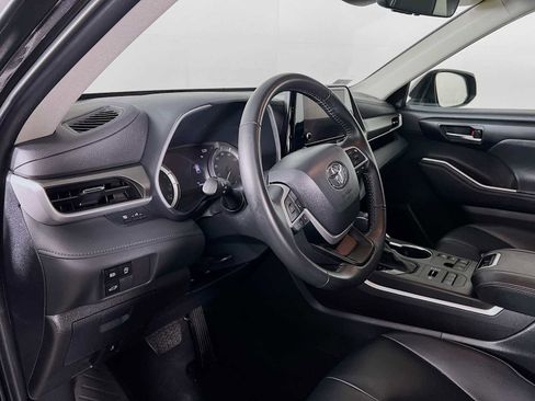 Used 2024 Toyota Highlander XLE image 9