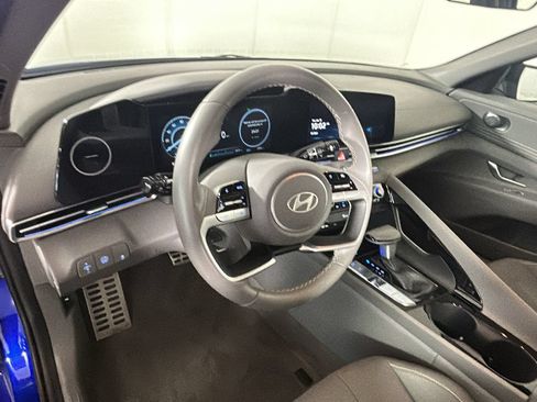 Certified 2025 Hyundai Elantra SEL FWD image 13