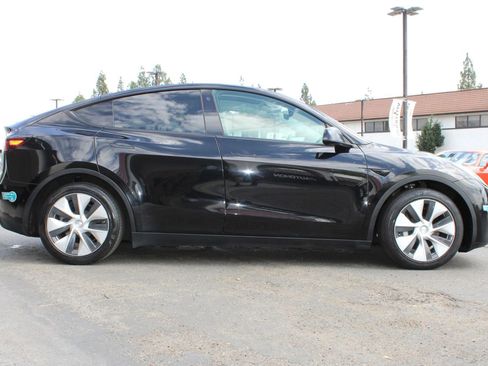 Used 2021 Tesla Model Y Long Range AWD/4WD image 36