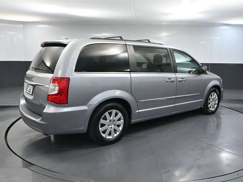 Used 2015 Chrysler Town & Country Touring FWD image 4