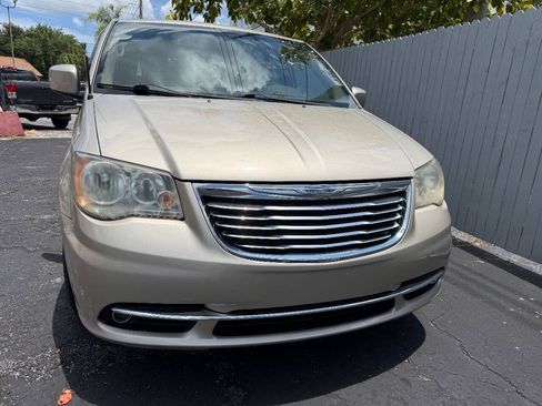 Used 2013 Chrysler Town & Country Touring FWD image 3