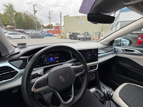 Used 2025 Volkswagen Taos SE AWD/4WD image 22