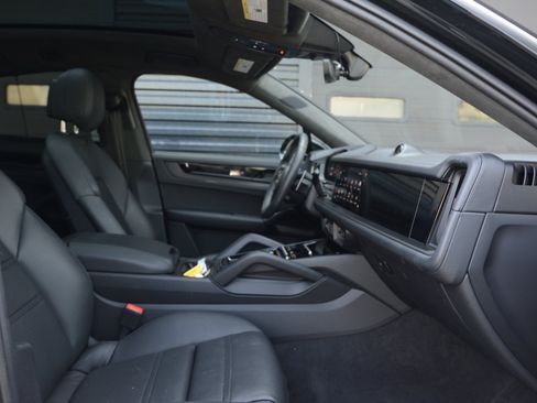 Certified 2025 Porsche Cayenne GTS AWD/4WD image 27