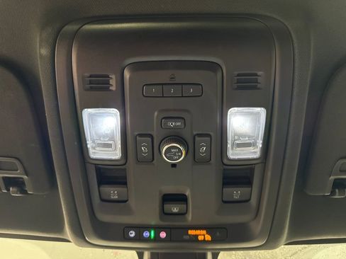 Used 2022 Chevrolet Suburban LT w/ Luxury Package AWD/4WD image 23