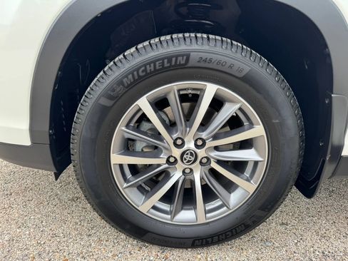 Used 2019 Toyota Highlander XLE FWD image 13