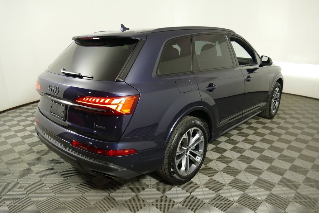 Used 2025 Audi Q7 2.0T Premium w/ Convenience Plus Package AWD/4WD image 3