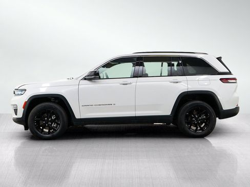 Used 2024 Jeep Grand Cherokee Limited AWD/4WD image 3