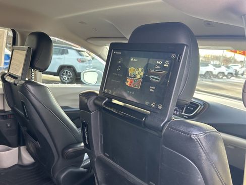 Used 2018 Chrysler Pacifica Touring-L Plus image 19