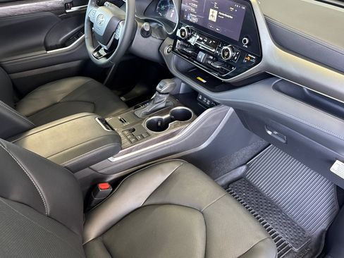 Certified 2024 Toyota Highlander Limited FWD image 16