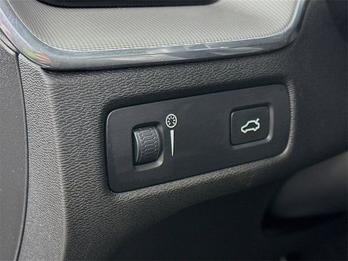 Used 2019 Volvo XC60 T6 R-Design w/ Protection Package Premier image 11