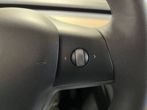 Used 2022 Tesla Model Y Long Range AWD/4WD image 23